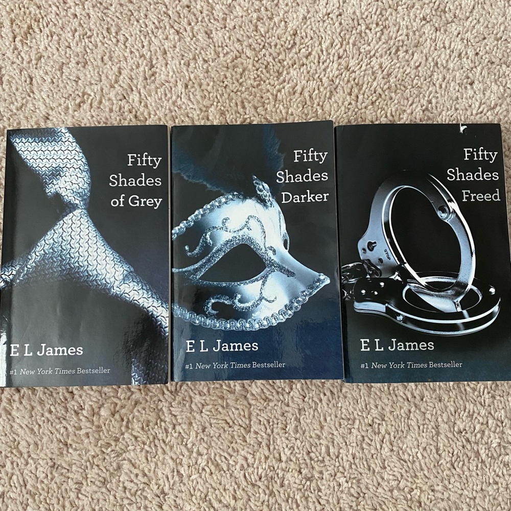 Fifty Shades of Grey Trilogy w free gifts 🎁